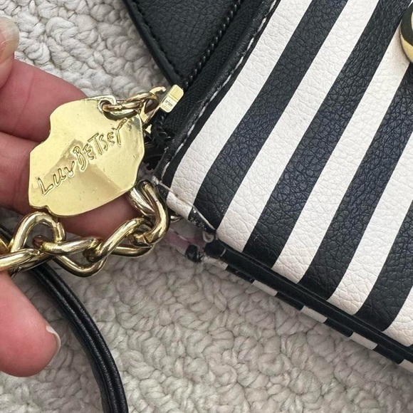 Betsey Johnson Pink and Black Heart Print Interior - Picture 7 of 8